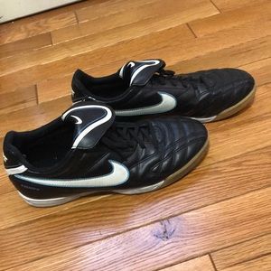 Indoor soccer shoes